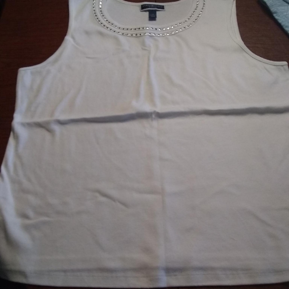 Karen Scott white tank with detail.